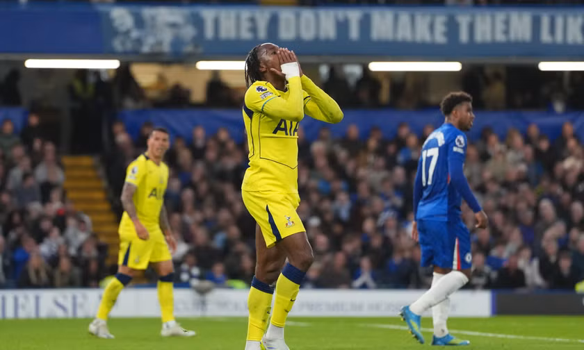 Tottenham gục ngã trước Chelsea, cuộc đua trụ hạng kéo dài tới vòng cuối
