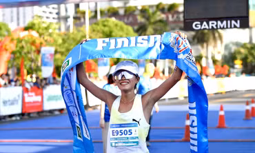 Hồng Lệ vỡ òa cảm xúc sau chức vô địch cự ly 42km Tiền Phong Marathon 2026