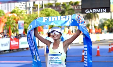 Hồng Lệ vỡ òa cảm xúc sau chức vô địch cự ly 42km Tiền Phong Marathon 2026