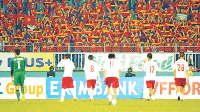 Người hâm mộ vẫn ở bên các cầu thủ U19 VN dù họ thua đậm. Ảnh: VSI 