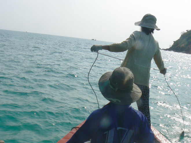  Cha con anh Huy thả luồng ốc. ẢNH: TÙNG HUYÊN