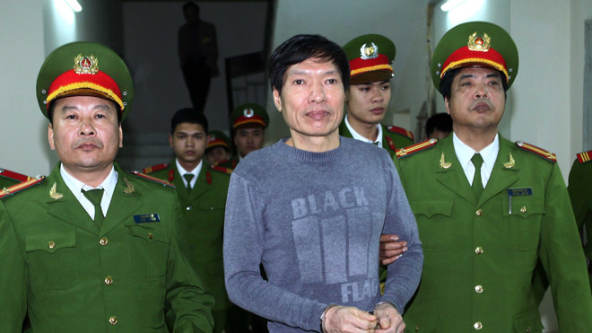  Dẫn giải ông Dương Tự Trọng về trại giam. ẢNH: TTXVN