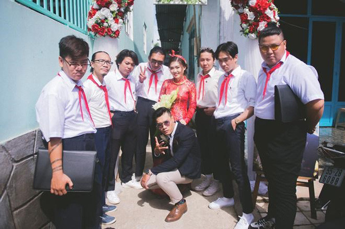 Đội hình bê tráp diện đồng phục học sinh, thắt khăn quàng đỏ gây 'bão'