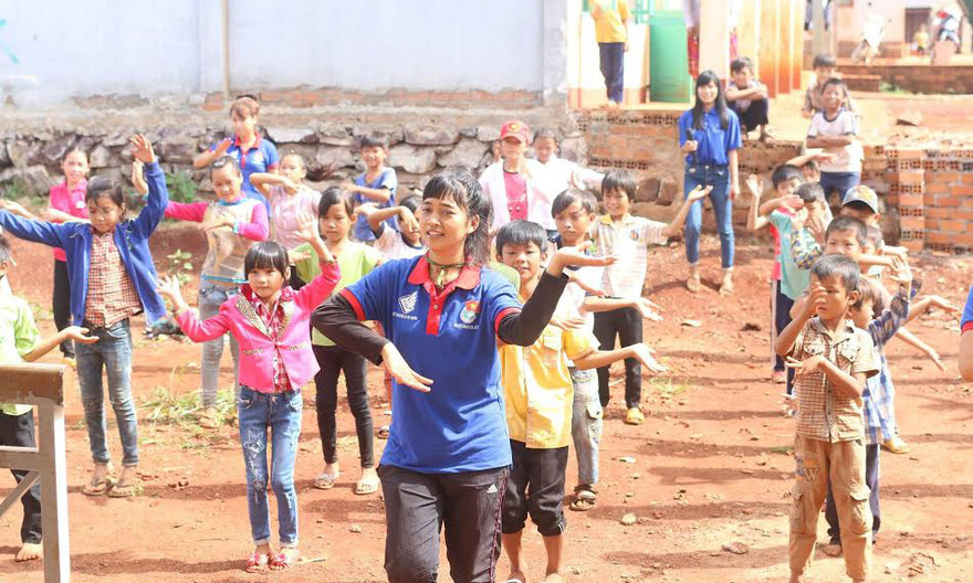 Áo xanh gắn bó với buôn làng