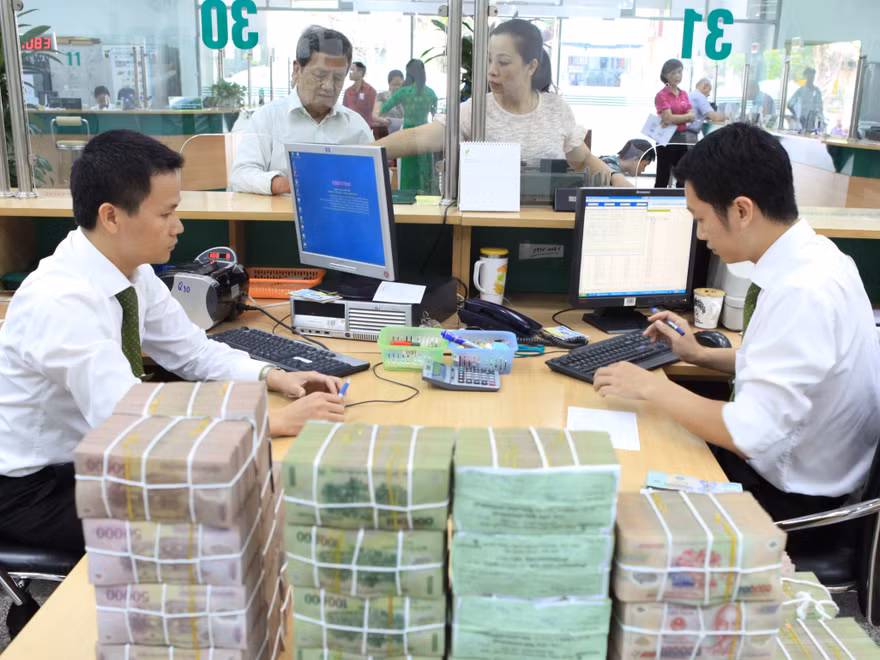 Trong khi thị trường liên ngân hàng lãi suất hạ thì lãi suất VND tại các NHTM vẫn cao