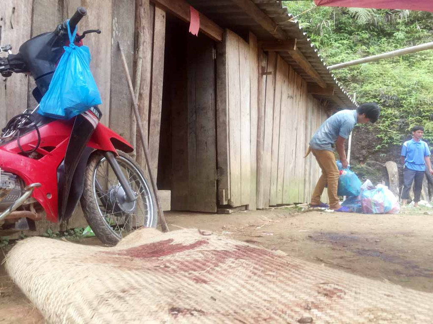 Anh Long dọn dẹp lại ngôi nhà còn vương nhiều vết máu.