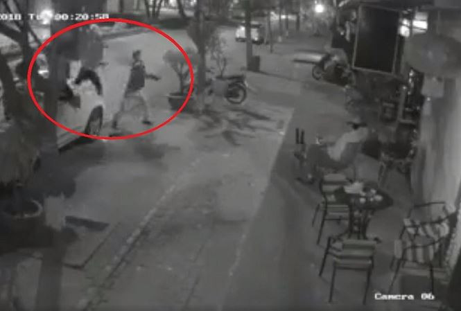 Hình ảnh vụ việc bị camera ghi lại.