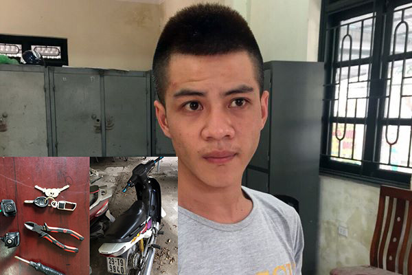 Khánh cùng chiếc xe máy và số tang vật bị thu giữ.