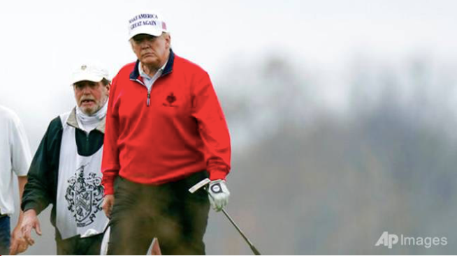 Ông Trump chơi golf ở Virginia hôm 21/11. (Ảnh: AP)