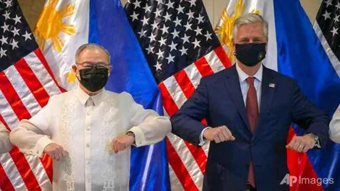 Ông O'Brien (phải) trong buổi lễ bàn giao gnayf 23/11. (Ảnh: AP)