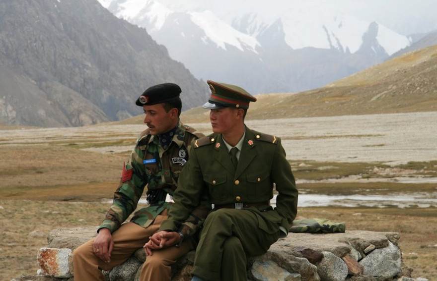 Hai lính Trung Quốc và Pakistan trong khoảnh khắc nắm tay nhau trên vùng biên giới. (Ảnh: Fb)