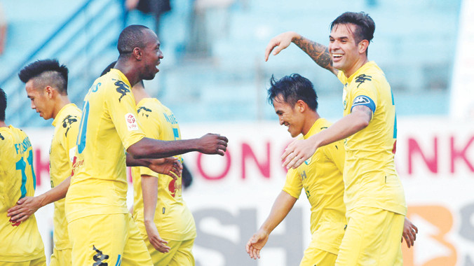 Chân sút Gonzalo (bìa phải) lập cú đúp mang lại chiến thắng thuyết phục cho Hà Nội T&T chiều qua. ảnh: VSI