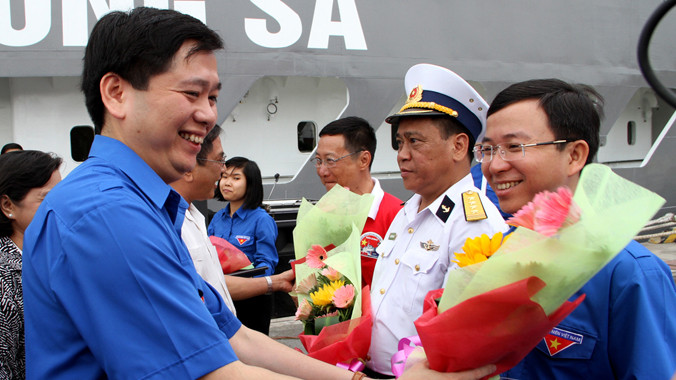 Bí thư T.Ư Đoàn Nguyễn Long Hải tặng hoa cho đoàn Hành trình xuất phát ra Trường Sa. Ảnh: Xuân Tùng