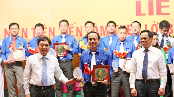 Bí thư thường trực T.Ư Đoàn Nguyễn Mạnh Dũng tuyên dương các thanh niên tiên tiến. Ảnh: Bảo Anh