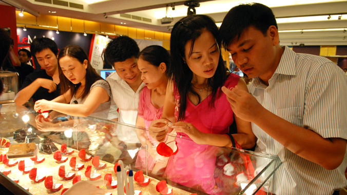 Người tiêu dùng sẽ được hưởng lợi khi mua vàng trang sức sau ngày 1/6. ảnh: Như Ý 