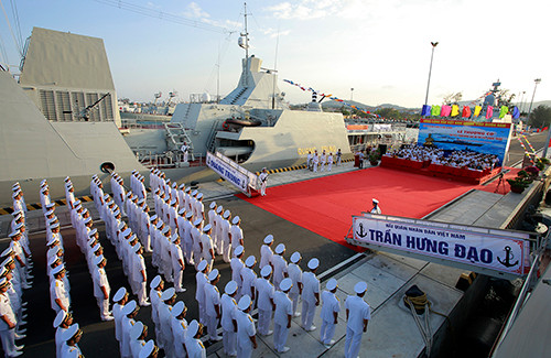 Nghi thức thượng cờ, đưa hai tàu hộ vệ tên lửa vào hoạt động. Ảnh: VnExpress.