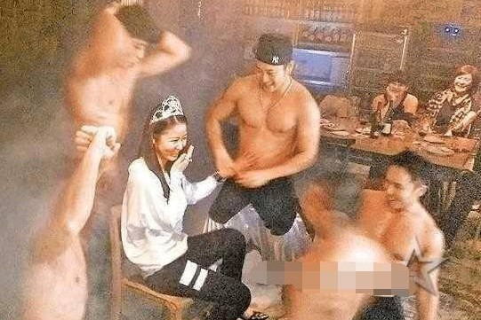 Hình ảnh thác loạn của Lâm Tâm Như trong tiệc sinh nhật tuổi 39 bị dư luận chỉ trích.