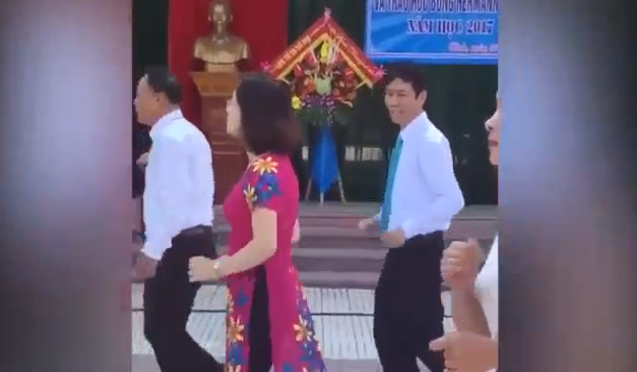 Clip thầy cô nhảy cực dẻo trên nền nhạc “Đi học” gây sốt