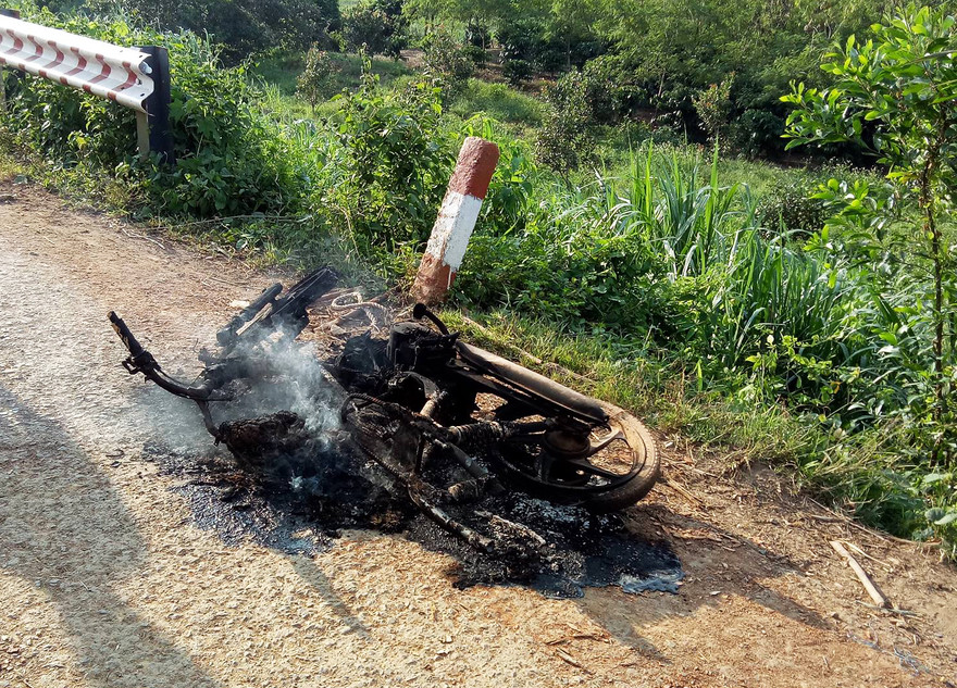 Xe tang vật bị đốt cháy.