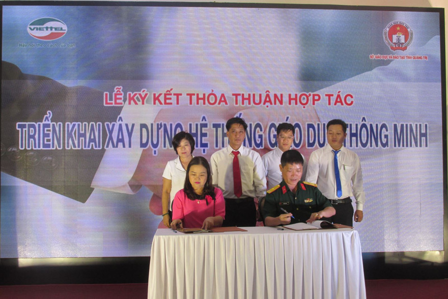 Ký kết triển khai xây dựng hệ thống giáo dục thông minh. ẢNH: GD.