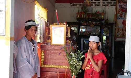 Anh em Thái- Quyên tại đám tang người mẹ xấu số.