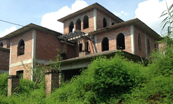 Nhiều biệt thự bỏ hoang vì thiếu hạ tầng