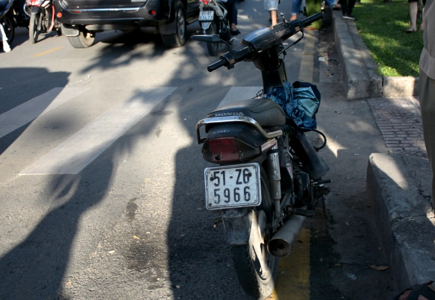 Chiếc xe máy của nạn nhân dựng bên đường.