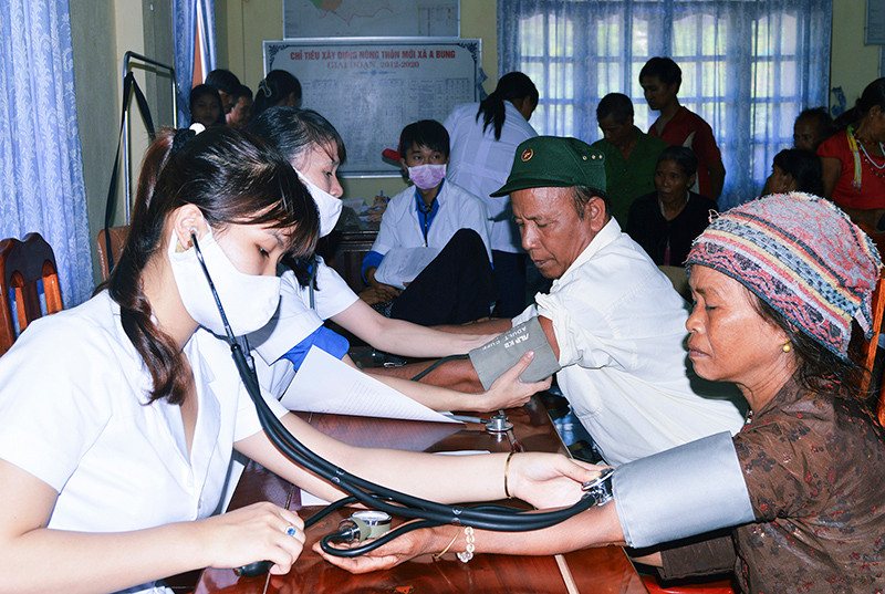 ĐVTN Chi Đoàn Sở Y tế khám cho người dân