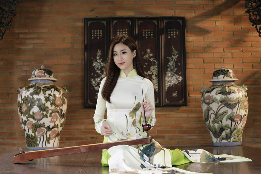 Chơi đàn bầu là tiết mục dự thi tìa năng tại Miss World 2017 của Hoa hậu Mỹ Linh.