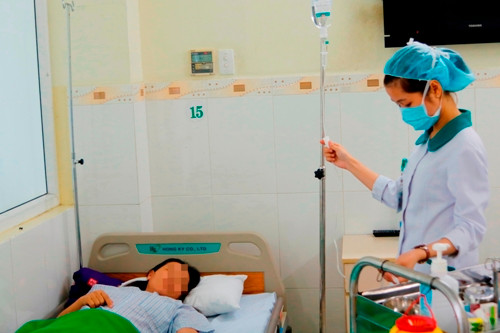 Một trong những du khách nhập viện nghi bị ngộ độc thức ăn. 