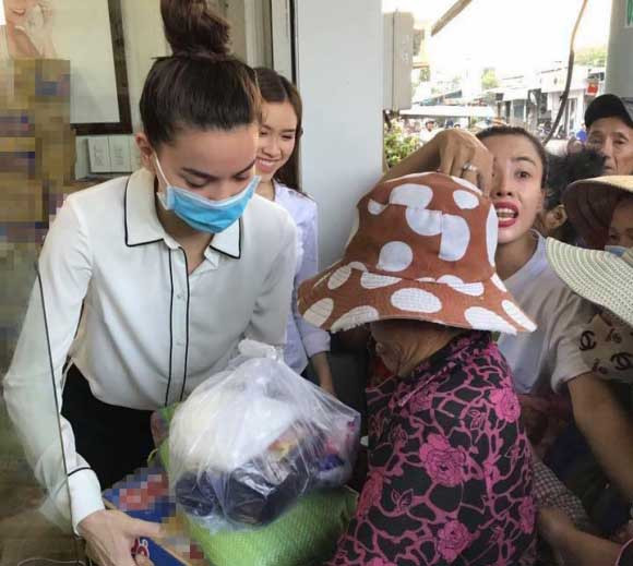 Hình ảnh Hồ Ngọc Hà đi làm từ thiện gây tranh cãi.