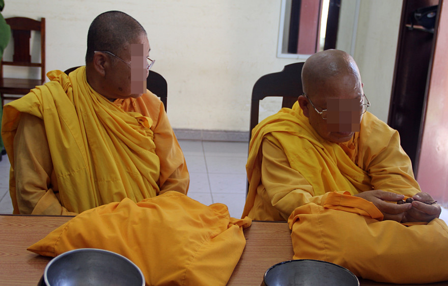 Hai người phụ nữ giả dạng nhà sư đi xin tiền khất thực tại công an phường.