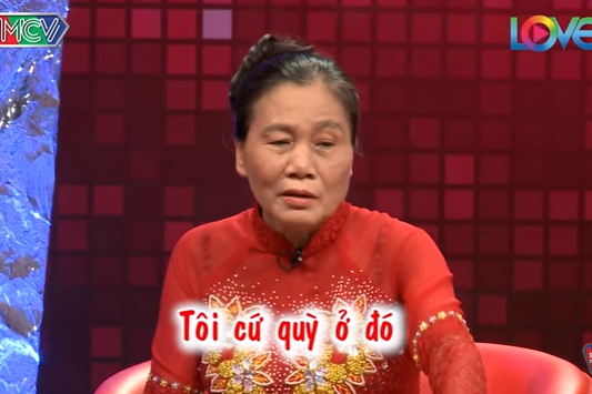 Bà Dùng tâm sự quỳ dưới trời mưa to để cầu an cho con dâu đang trong phòng cấp cứu.