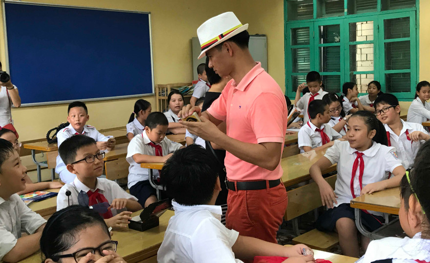 Sau lễ khai giảng, nghệ sĩ Xuân Bắc theo chân con trai lớn lên lớp và vui vẻ chơi đùa cùng các con trong khi chờ cô giáo chủ nhiệm tới. 