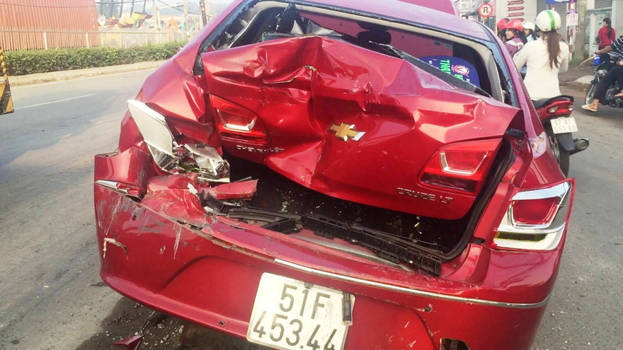 Phần đuôi xế hộp biến dạng.