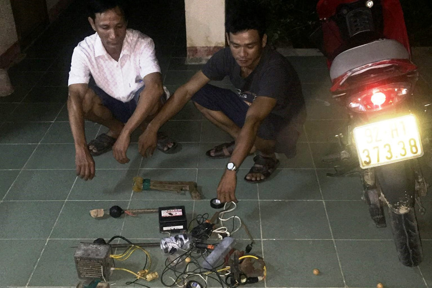 Tiến (áo trắng) và Thắng (áo đen) cùng đồ nghề ăn trộm chó. Ảnh: M. T.