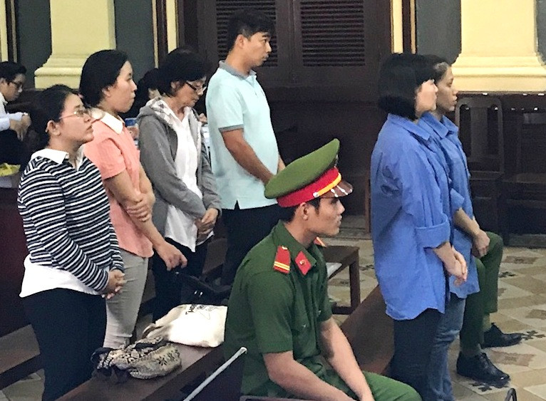 Chưa đầy 7 tháng, nữ kế toán Trần Thị Thu Trang (phải sang, hàng đầu) đã chiếm đoạt gần 75 tỷ đồng của ngân hàng Bản Việt. Ảnh: Tân Châu.