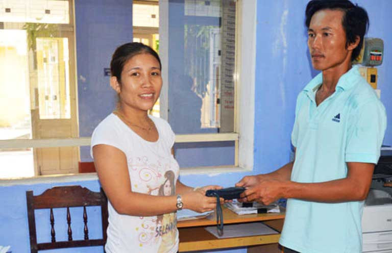 Chị Phạm Thị Thu Loan trả lại tài sản có giá trị lớn cho người đánh rơi trong sự cảm kích của nhiều người. 