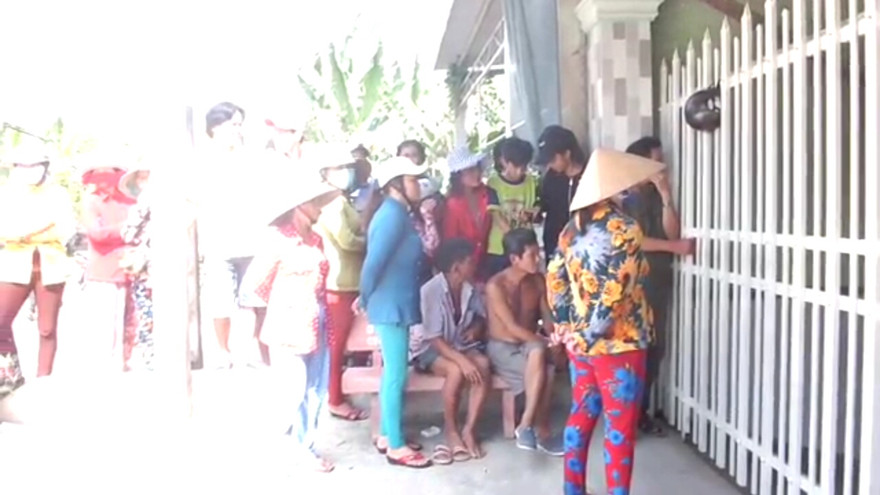 Nhiều người dân hiếu kì đến xem vụ việc. 