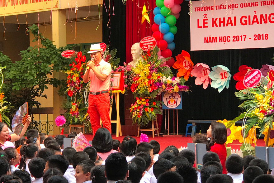 Nghệ sĩ Xuân Bắc khuấy động không khí ngày tựu trường và giao lưu cùng các em nhỏ.