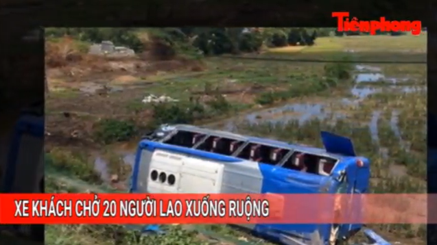 Tin nóng 24H: Xe khách chở 20 người lao xuống ruộng