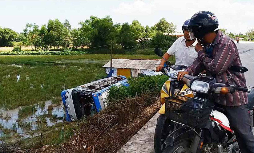 Hiện trường vụ tai nạn trên đường tránh Huế khiến nhiều người nhập viện cấp cứu.