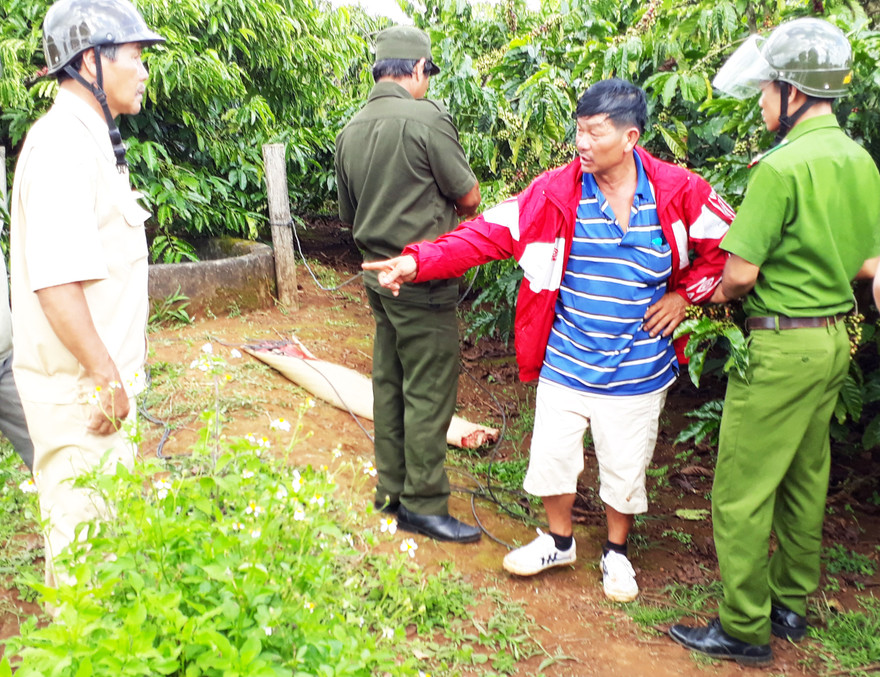 Lực lượng chức năng khám nghiệm hiện trường.