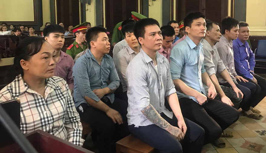 Các bị cáo trong băng nhóm chuyên ‘ăn trên thân xác người chuyển giới’ tại tòa. Ảnh: Tân Châu.