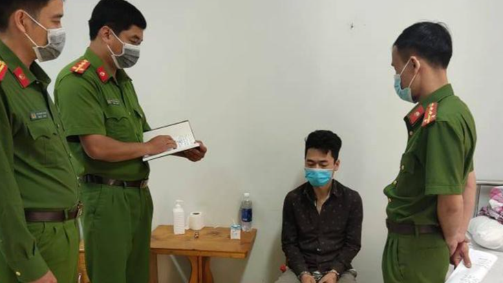 Trần Mạnh Hùng (ngồi giữa) đang làm việc với công an. Ảnh: Công an tỉnh Phú Thọ