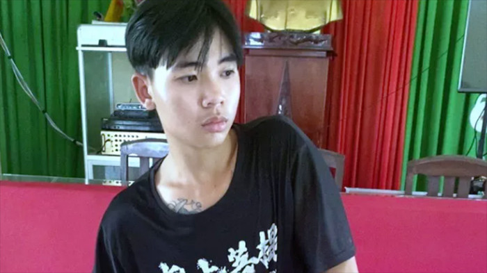 Công an phát hiện tiền và dây chuyền Minh giấu trong người