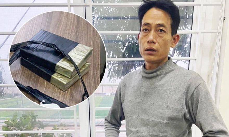 Vi Văn Sóng cuộn chặt 2 bánh heroin vào chân. Ảnh: Duy Chiến 