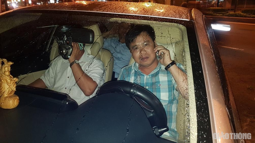 Quân nhân "cố thủ" trong xe không chấp hành đo nồng độ cồn. Ảnh: Tạ Vĩnh Yên.