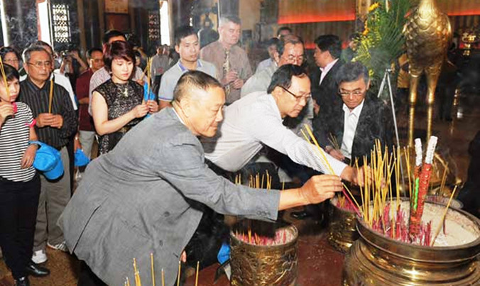 Kiều bào dâng hương tưởng niệm các anh hùng liệt sĩ tại Đền Bước Dược (huyện Củ Chi, TPHCM).