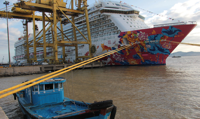 Du thuyền Genting Dream của Hãng Dream Cruises- Hongkong cập cảng Tiên Sa, Đà Nẵng vào chiều 10/11. Ảnh: T.T.